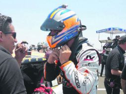 Líder. Jorge Goeters señala que habían pasado cerca de cinco años desde su última pole. TWITTER / @nascarpeakmx