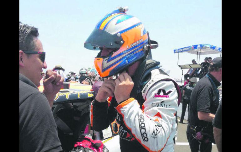 Líder. Jorge Goeters señala que habían pasado cerca de cinco años desde su última pole. TWITTER / @nascarpeakmx