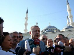 Tras recuperarse, Erdogan habló con los reporteros que se habían acercado a la mezquita. EFE / OFICINA DE PRENSA DE LA PRESIDENCIA