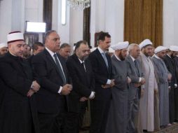 Al Assad (c) participó en la ceremonia junto con otros responsables y jeques religiosos. TWITTER / @metrobelgique