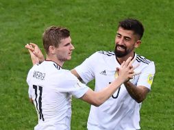 Werner (I) celebra uno de sus dos goles ante Camerún. AFP / F. Fife