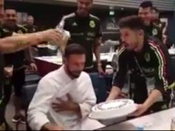 Oribe Peralta dirige el festejo para el lateral veracruzano. TWITTER / @miseleccionmx