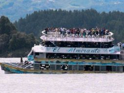 La embarcación ‘El Almirante’ naufragó en la represa El Peñol-Guatapé, en el noroeste de Colombia. AFP / J. Quiroz