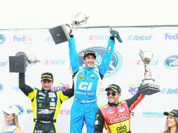 Michel Jourdain (c) es flanqueado por Homero Richards (i) y Xavier Razo (d). TWITTER / @nascarpeakmx