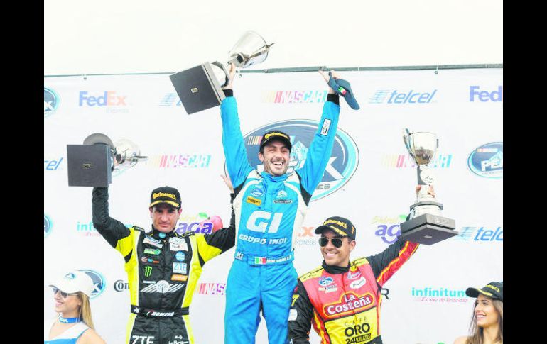 Michel Jourdain (c) es flanqueado por Homero Richards (i) y Xavier Razo (d). TWITTER / @nascarpeakmx