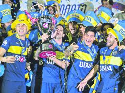 Celebración. Jugadores del Boca Juniors festejan en La Bombonera con el trofeo de campeones de la Liga argentina. AFP /