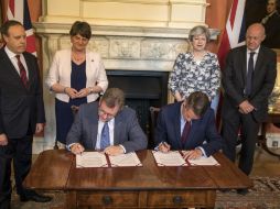 Gracias a este acuerdo firmado este día, May contará con el apoyo de los 10 diputados de la formación de Arlene Foster (i). AP / J. Hill