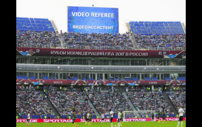 Confusión. En el duelo Alemania-Camerún se tomaron demasiado tiempo en el VAR para sancionar una expulsión. AP / T. Stavrakis