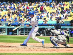 El jugador de los Dodgers, Cody Bellinger, conecta su cuadrangular número 23 de la temporada en el duelo del domingo pasado. AFP /