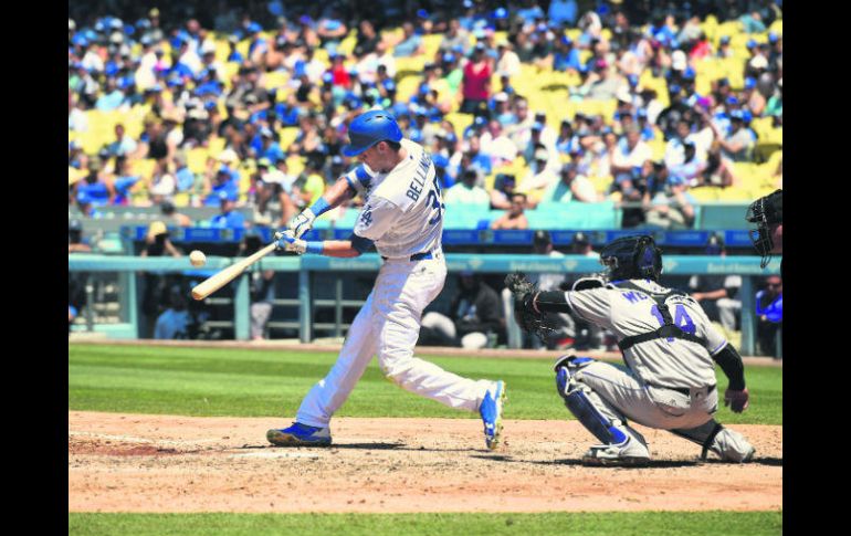 El jugador de los Dodgers, Cody Bellinger, conecta su cuadrangular número 23 de la temporada en el duelo del domingo pasado. AFP /