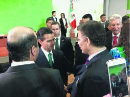 El Presidente Enrique Peña Nieto saluda al rector de la UdeG, Tonatiuh Bravo Padilla. ESPECIAL /