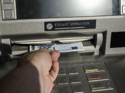 El 27 de junio de 1967, el actor cómico inglés Reg Varney retiraba el primer billete de una 'Automated Teller Machine'. AFP / ARCHIVO