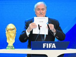 Archivo. Jospeh Blatter, presidente de la FIFA, anuncia que Qatar organizará la Copa del Mundo FIFA de 2022. EFE /