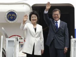 El presidente de Corea del Sur, Moon Jae-in (d) y su esposa Kim Jung-sook (i) se despiden en la base aérea de Seongnam. AP / A. Young-joon