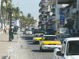 El parque de taxis tradicionales que circulan en Puerto Vallarta está compuesto por mil 380 unidades. EL INFORMADOR / ARCHIVO