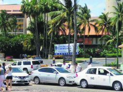 En distintos puntos de Puerto Vallarta, los taxistas tradicionales bloquearon a los de Uber para evitar que subieran pasaje. ESPECIAL /