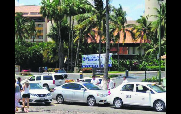 En distintos puntos de Puerto Vallarta, los taxistas tradicionales bloquearon a los de Uber para evitar que subieran pasaje. ESPECIAL /