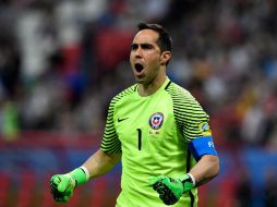 El guardameta chileno Claudio Bravo detiene tres penaltis a los portugueses. EFE / Y. Kochetov