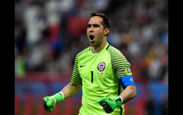 El guardameta chileno Claudio Bravo detiene tres penaltis a los portugueses. EFE / Y. Kochetov