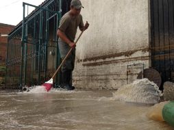 La lluvia de la madrugada de este miércoles dejó varias casas inundadas en el municipio de Tonalá. TWITTER / @PCJalisco