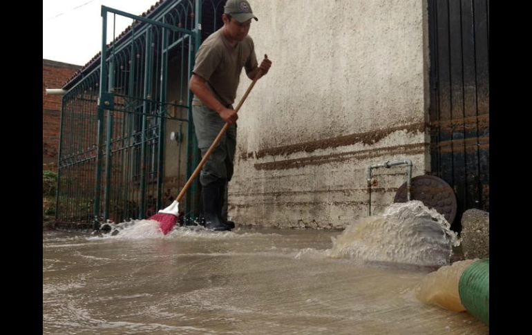 La lluvia de la madrugada de este miércoles dejó varias casas inundadas en el municipio de Tonalá. TWITTER / @PCJalisco