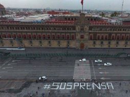 Este miércoles, un grupo de comunicadores protestó en el Zócalo con carteles en los que piden justicia. TWITTER / @DerechoInformar