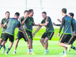 Javier Hernández (centro a la derecha) asegura que México puede jugar de tú a tú a cualquier rival. EFE /