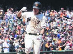 Jae-Gyun Hwang celebra antes de llegar a home, después de conectar su primer cuadrangular con los Gigantes de San Francisco. AP /