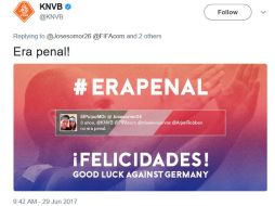 A través de Twitter, la organización de futbol neerlandés contesta a un aficionado para decirle que sí era penal. TWITTER / @KNVB