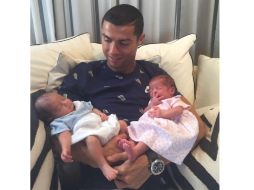 ''Feliz de poder sostener a los dos nuevos amores de mi vida'', escribió el jugador junto a una imagen difundida este día. TWITTER / @Cristiano