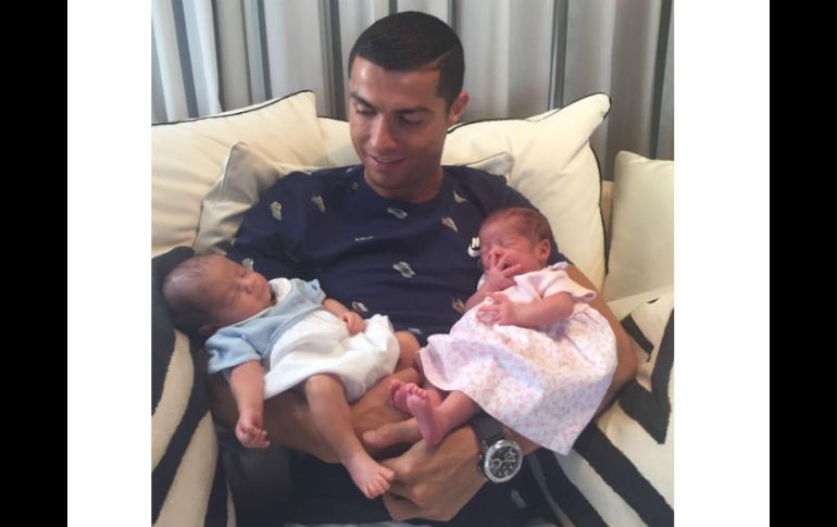 ''Feliz de poder sostener a los dos nuevos amores de mi vida'', escribió el jugador junto a una imagen difundida este día. TWITTER / @Cristiano