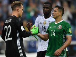 El portero Ter Stegen (I) estrecha la mano de Javier 'Chicharito' Hernández. AFP / K. Kudryavtsev