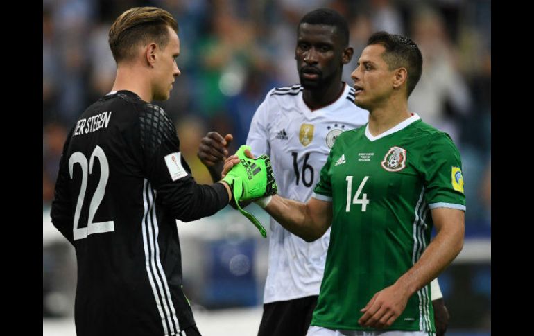 El portero Ter Stegen (I) estrecha la mano de Javier 'Chicharito' Hernández. AFP / K. Kudryavtsev