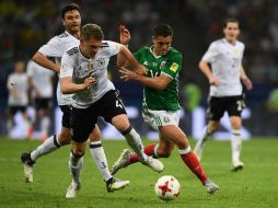 El 'Chicharito' no dejó de pelear ante los alemanes, pero ayer el Tricolor no pudo con un equipo superior. AFP / F. Fife