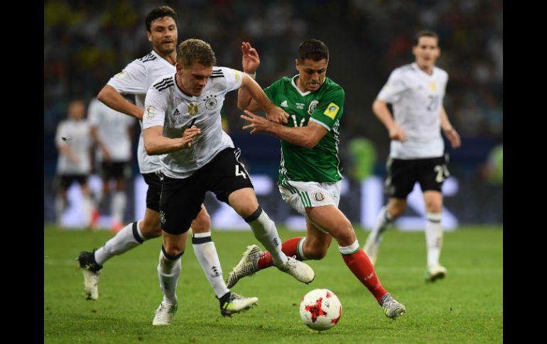 El 'Chicharito' no dejó de pelear ante los alemanes, pero ayer el Tricolor no pudo con un equipo superior. AFP / F. Fife