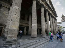 La limpieza de las columnas del Teatro Degollado terminó ayer; el Ex Convento del Carmen es un lugar que se pinta de manera frecuente. EL INFORMADOR / F. Atilano