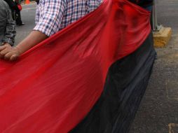 Desde la tarde de este viernes se colocaron las bandersa rojinegras en las instalaciones del periódico. NTX / ARCHIVO