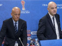 Infantino (I) y Pierluigi Collina (D), presidente de la comisión de árbitros de FIFA, se dicen satisfechos con el VAR. EFE / G. Licovski