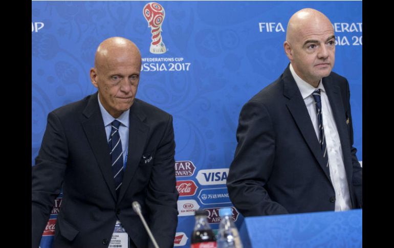 Infantino (I) y Pierluigi Collina (D), presidente de la comisión de árbitros de FIFA, se dicen satisfechos con el VAR. EFE / G. Licovski