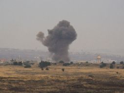 El humo se alza en una villa en la frontera entre Siria e Israel luego del bombardeo. EFE / A. Safadi