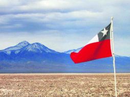 La bandera chilena orgullosa del desierto de Atacama rodeado de volcanes. EL INFORMADOR / P. Fernández Somellera