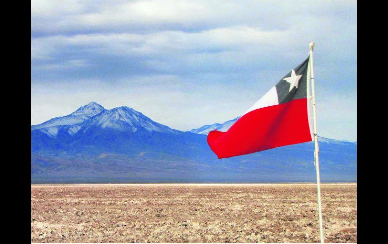 La bandera chilena orgullosa del desierto de Atacama rodeado de volcanes. EL INFORMADOR / P. Fernández Somellera