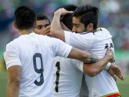 Los jugadores celebran uno de los dos goles que le metieron a Paraguay. MEXSPORT / V. Posadas