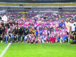 La foto del recuerdo. Adolfo Bautista, con sus amigos rojiblancos y su familia, anoche en la grama del Jalisco. EL INFORMADOR / M. Vargas