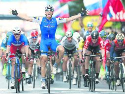 Festejo. El alemán Marcel Kittel celebra tras cruza la línea de meta ayer en la segunda etapa de la Tour de Francia. EFE /