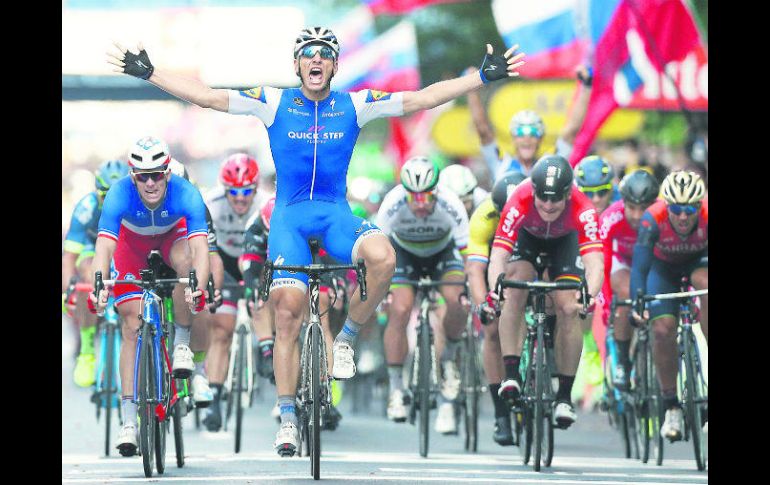 Festejo. El alemán Marcel Kittel celebra tras cruza la línea de meta ayer en la segunda etapa de la Tour de Francia. EFE /