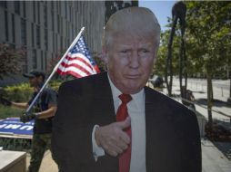 Ayer hubo manifestaciones para pedir la destitución de Trump, pero sus seguidores también salieron a las calles a apoyarlo. AFP / D. McNew