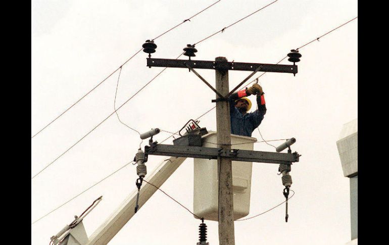 A la cabeza, el pago irregular para conectar o reconectar la luz. EL INFORMADOR / ARCHIVO