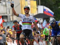 El eslovaco celebra la victoria, tras atravesar la línea de meta por delante de Greg Van Avermaet y Daniel Martin. AFP / L. Bonaventure