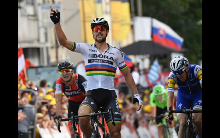 El eslovaco celebra la victoria, tras atravesar la línea de meta por delante de Greg Van Avermaet y Daniel Martin. AFP / L. Bonaventure